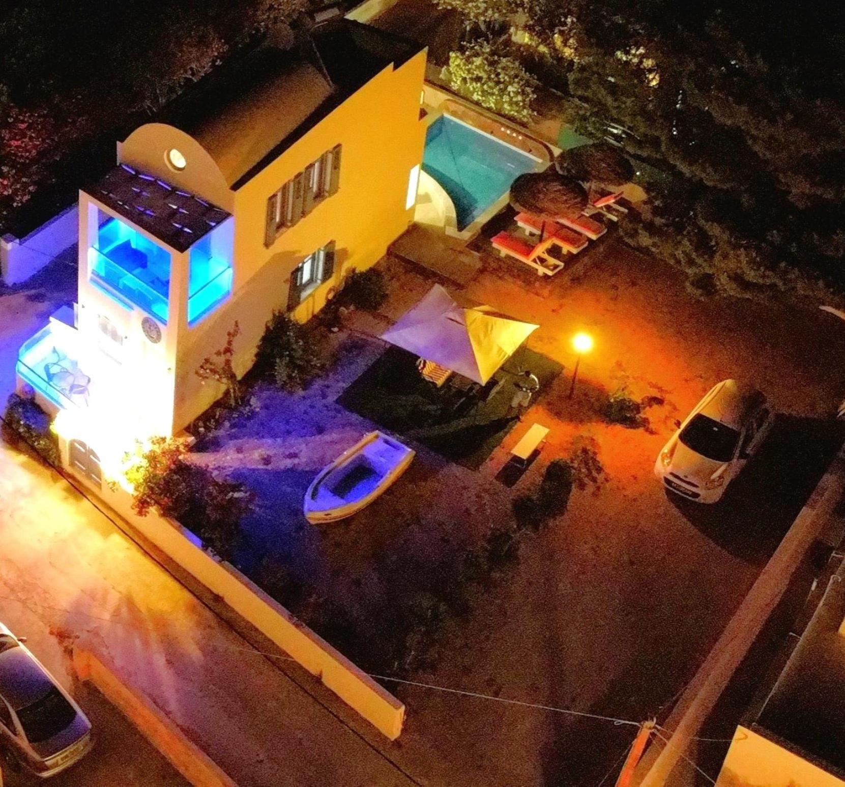 Located By The Sea One Beachfront Private Captain Lazaros Pool Villa With Loft In 750Sqm Spacious Private Plot-Jacuzzi-Sunrelax-Furnished Terace-Gazebo-Private Parking,Sleep 3 Adults And 2 Children, Just Steps From The Black Beach-Seaview Perísza Kültér fotó