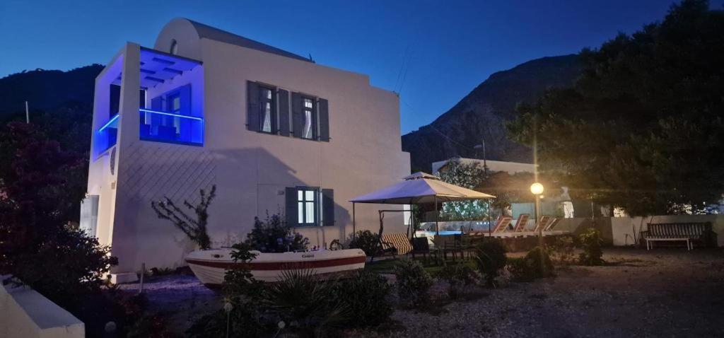 Located By The Sea One Beachfront Private Captain Lazaros Pool Villa With Loft In 750Sqm Spacious Private Plot-Jacuzzi-Sunrelax-Furnished Terace-Gazebo-Private Parking,Sleep 3 Adults And 2 Children, Just Steps From The Black Beach-Seaview Perísza Kültér fotó