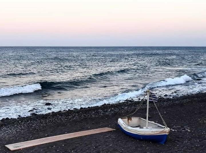 Located By The Sea One Beachfront Private Captain Lazaros Pool Villa With Loft In 750Sqm Spacious Private Plot-Jacuzzi-Sunrelax-Furnished Terace-Gazebo-Private Parking,Sleep 3 Adults And 2 Children, Just Steps From The Black Beach-Seaview Perísza Kültér fotó