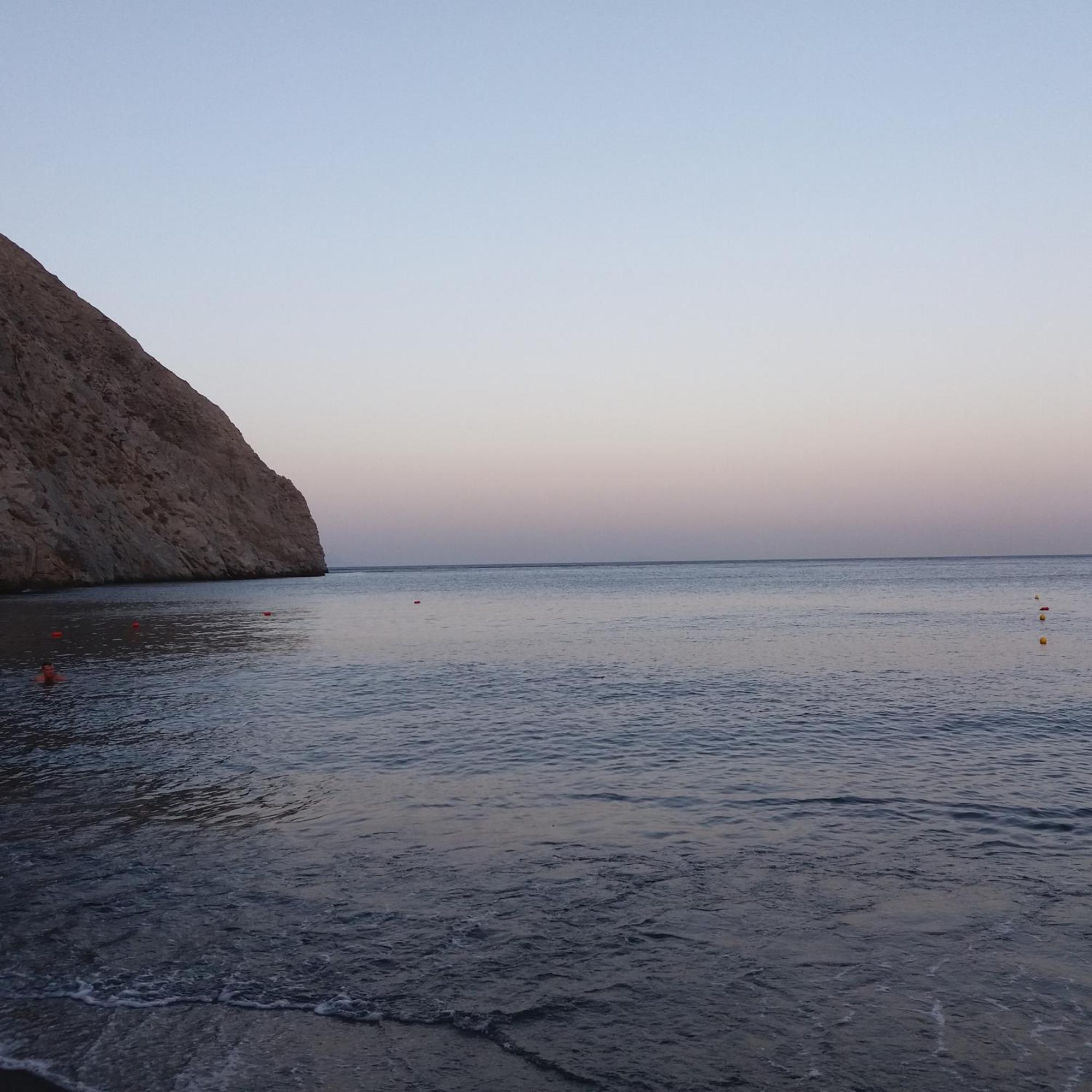 Located By The Sea One Beachfront Private Captain Lazaros Pool Villa With Loft In 750Sqm Spacious Private Plot-Jacuzzi-Sunrelax-Furnished Terace-Gazebo-Private Parking,Sleep 3 Adults And 2 Children, Just Steps From The Black Beach-Seaview Perísza Kültér fotó
