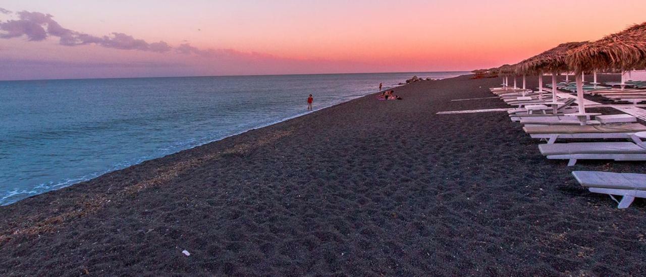 Located By The Sea One Beachfront Private Captain Lazaros Pool Villa With Loft In 750Sqm Spacious Private Plot-Jacuzzi-Sunrelax-Furnished Terace-Gazebo-Private Parking,Sleep 3 Adults And 2 Children, Just Steps From The Black Beach-Seaview Perísza Kültér fotó