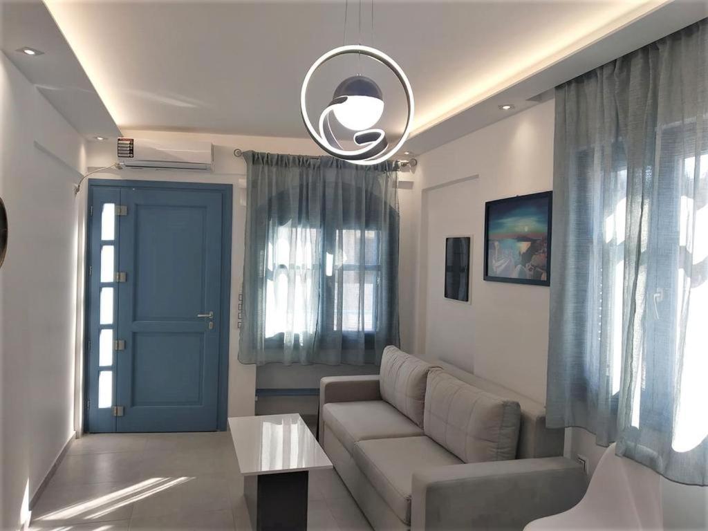 Located By The Sea One Beachfront Private Captain Lazaros Pool Villa With Loft In 750Sqm Spacious Private Plot-Jacuzzi-Sunrelax-Furnished Terace-Gazebo-Private Parking,Sleep 3 Adults And 2 Children, Just Steps From The Black Beach-Seaview Perísza Kültér fotó